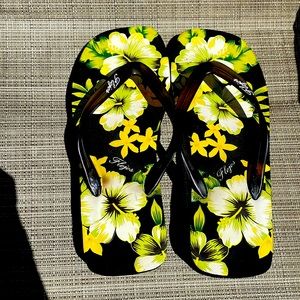 Flojos Floral Flip Flops! Black & yellow. Size 8. Like new!